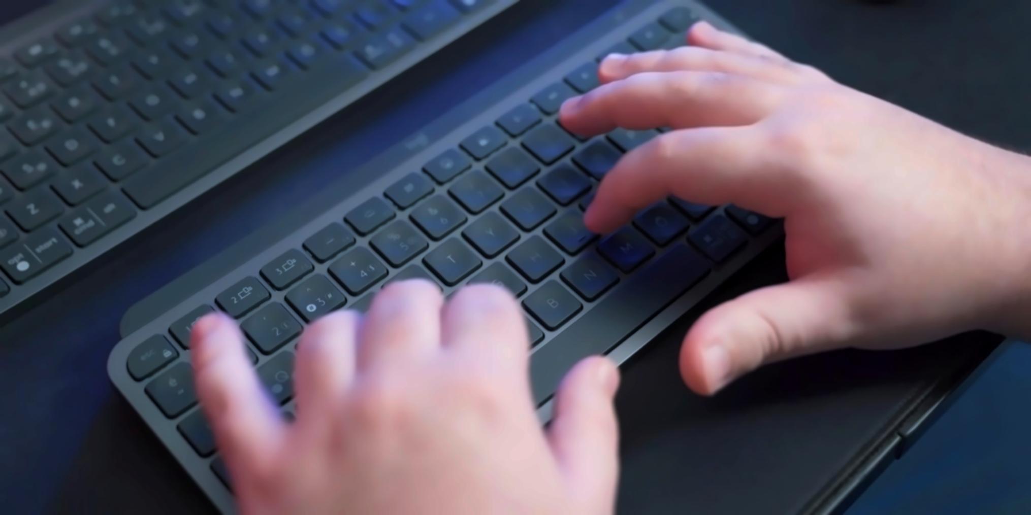 Arbeitsplatz bei navoriqestel mit Finanzunterlagen und Laptop